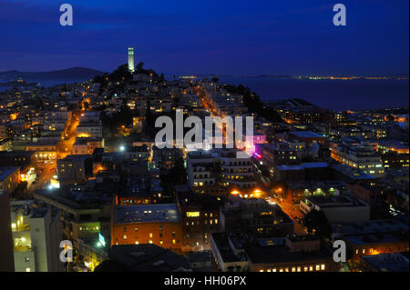 Coit Tower et l'île d'Alcatraz au crépuscule, San Francisco CA Banque D'Images