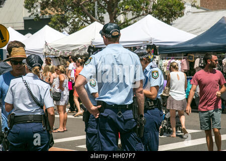 Sydney, Nouvelle-Galles du Sud les agents de police en patrouille à un marché communautaire day event, Sydney, Australie Banque D'Images