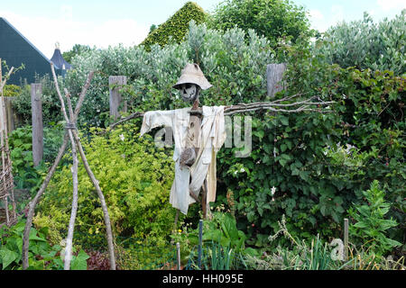 Un épouvantail dans un jardin. Banque D'Images