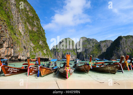 KRABI, THAÏLANDE - DEC 4, 2015 : bateaux à longue queue pour les touristes sont amarrés le long de la plage de Maya qui est la principale attraction touristique de l'île Phi Phi. Banque D'Images