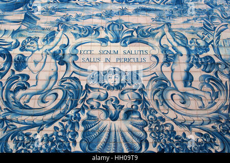Porto, Portugal : les détails de la décoration et de l'Église du Carmo de azulejos (Igreja do Carmo), construit au 18ème siècle Banque D'Images