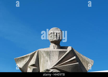 Porto, Portugal : la statue d'Antonio Ferreira Gomes, un évêque catholique romain, par l'artiste portugais Arlindo Rocha Banque D'Images