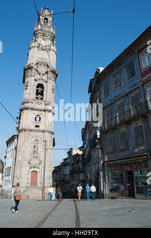 Porto, Portugal, Europe : vue de Torre dos Clerigos, une tour de pierre de style baroque construite entre 1754 et 1763 dans la Vieille Ville Banque D'Images