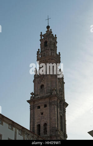 Porto, Portugal, Europe : vue de Torre dos Clerigos, une tour de pierre de style baroque construite entre 1754 et 1763 dans la Vieille Ville Banque D'Images