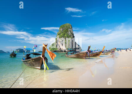 Bateaux à longue queue pour les touristes sont amarrés le long de la grotte de Phra Nang Beach Banque D'Images