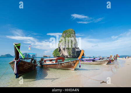 Bateaux à longue queue pour les touristes sont amarrés le long de la grotte de Phra Nang Beach Banque D'Images