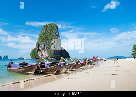 Bateaux à longue queue pour les touristes sont amarrés le long de la grotte de Phra Nang Beach Banque D'Images