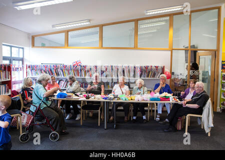 Les femmes âgées la vente de pulls au cours d'une fête célébrant l'anniversaire de la reine Elizabeth II à Barking Community Centre Banque D'Images