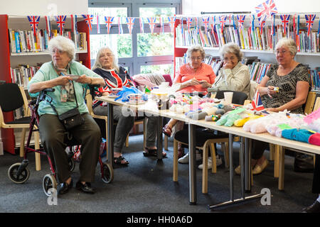 Les femmes âgées la vente de pulls au cours d'une fête célébrant l'anniversaire de la reine Elizabeth II à Barking Centre communautaire . Banque D'Images