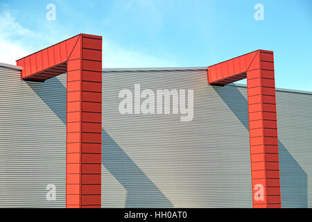 Détails de façade gris avec panneaux en aluminium portes et fenêtres de bâtiment industriel Banque D'Images