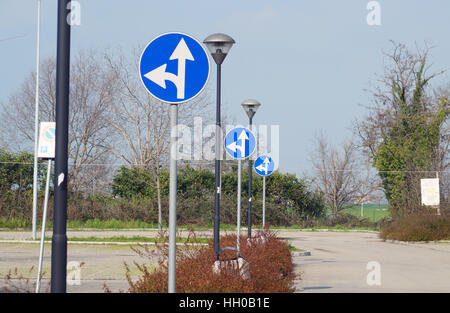 Flèche dans le parking . parc de marqueur à gauche ou à droite Banque D'Images