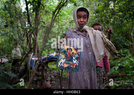 L'église Debre Sina Maryam, Lac Tana, Bahir Dar, l'Éthiopie. Vendeuses de souvenirs à côté du monastère de Debram Maryam sur le lac Tana. Les îles du lac Banque D'Images