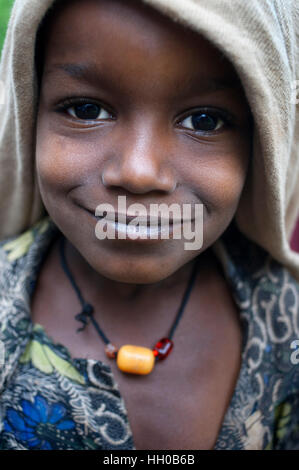 L'église Debre Sina Maryam, Lac Tana, Bahir Dar, l'Éthiopie. Portrait d'un jeune vendeur de souvenirs à côté du monastère de Debram Maryam sur le lac Tana. Thi Banque D'Images