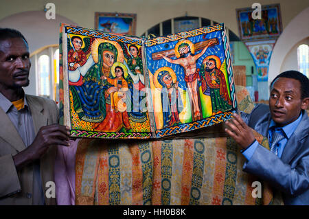 L'église St Mary de sion d'Axoum, en Ethiopie. Les prêtres montrent les livres sacrés de la nouvelle église de St Mary de Sion à Axoum. Les Églises éthiopiennes ont plusieurs e Banque D'Images
