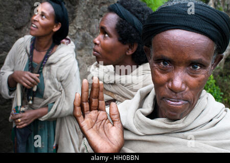 Nakuto lab rock church, région d'Amhara, Lalibela, Éthiopie. Plusieurs femmes rendez-vous à prier au monastère de Nakuto Lab. Neveu du roi Lalibela, Na'akueto Banque D'Images