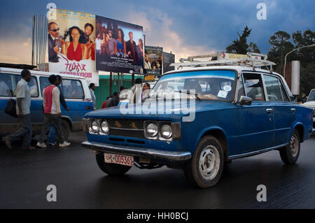 Addis Abeba ville, poèmes Etiopia. Une vieille Fiat sillonnant les rues du centre-ville d'Addis-Abeba. La ville la plus peuplée de l'Éthiopie avec une population de 3 384 569 Banque D'Images