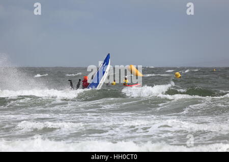 Man overboard - jambes en l'air ! (Pas de blessures) Zapcat à nervure offshore racing circuit à Poole Sandbanks UK Banque D'Images