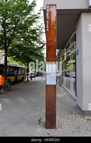 Un poteau en acier marque l'emplacement de l'ancien mur qui séparait l'Est et l'Ouest Berlin pendant la guerre froide. Banque D'Images