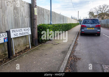Voiture garée sur une route privée près de 'No Parking sign' Milton Cambridge Cambridgeshire England UK 2017 Banque D'Images
