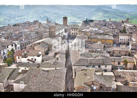 La rue principale de Orvieto vue aérienne. Banque D'Images