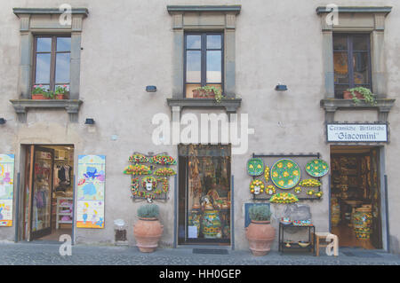 Orvieto, Italie - 16 mars 2014 : l'un des nombreux magasin de poterie artistique à Orvieto (Italie). Banque D'Images