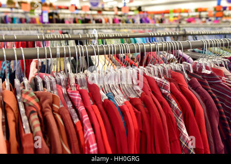 Rack de chemises femme colorés pour la vente en magasin Banque D'Images