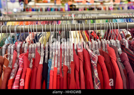 Rack de chemises pour femme rouge coloré pour la vente en magasin Banque D'Images