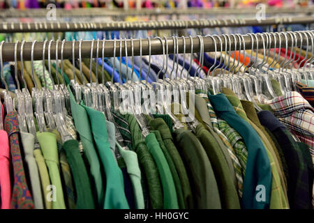 Rack de green shirts colorés pour la vente en magasin Banque D'Images