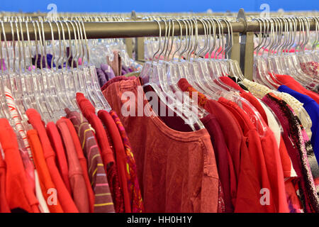 Rack de chemises pour femme rouge coloré pour la vente en magasin Banque D'Images