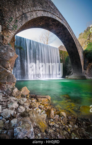 Paleokarya, vieux, pierre, pont en arc, entre deux cascades. La préfecture de Trikala, Thessalie, Grèce Banque D'Images