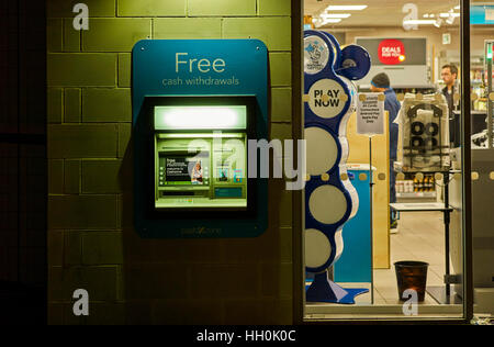 Zone de trésorerie cash machine en dehors d'une coop de nuit Banque D'Images