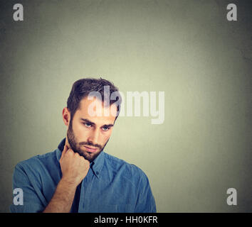 Déprimé triste Jeune homme tenant tête avec à la main vers le bas. Les droits de l'expression faciale des émotions des sentiments. Le concept de santé mentale Banque D'Images