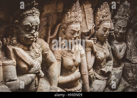 Les sculptures sur pierre au temple d'Angkor au Cambodge Banque D'Images