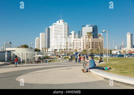 TEL AVIV, ISRAËL - 4 Avril 2016 : vue sur le littoral et du textile de la mode, le commerce et les gens de pied du côté de Jaffa à Tel-Aviv, Israe Banque D'Images