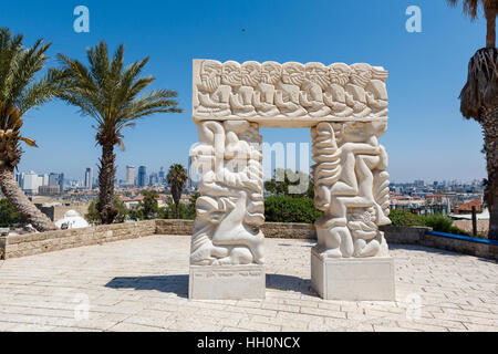 La sculpture moderne connu sous le nom de la Statue de la Foi, faite de pierre de Galilée, debout en haut de Abrasha Park dans la vieille ville de Jaffa Banque D'Images