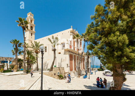 JAFFA, Tel-Aviv, Israël- 4 avril 2016 : les gens sur une place à l'église Saint Pierre dans la vieille ville de Jaffa, en Israël. L'Église Franciscaine a été construit en 1654 je Banque D'Images