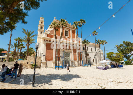 JAFFA, Tel-Aviv, Israël- 4 avril 2016 : les gens sur une place à l'église Saint Pierre dans la vieille ville de Jaffa, en Israël. L'Église Franciscaine a été construit en 1654 je Banque D'Images