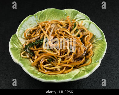 Bol de nouilles chow mein aux légumes chinois Banque D'Images