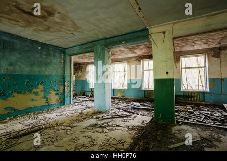 Les ruines de l'école rurale Hall abandonné après la catastrophe de Tchernobyl dans la zone d'évacuation. Les terribles conséquences de la pollution nucléaire vingt ans Banque D'Images