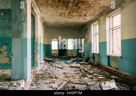 Les ruines de l'école rurale Hall abandonné après la catastrophe de Tchernobyl dans la zone d'évacuation. Les terribles conséquences de la pollution nucléaire vingt ans Banque D'Images