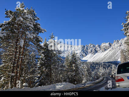 Embouteillage sur le Fernpass, entre l'Autriche et l'Allemagne Banque D'Images