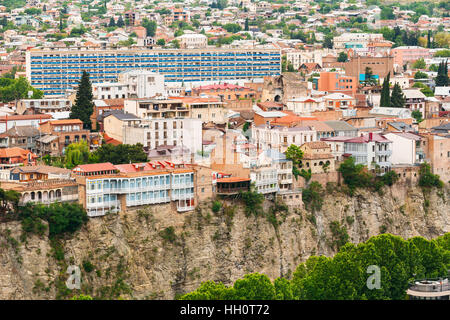 Vue du haut de la falaise de Metekhi, bâtiments colorés de ses environs en été, quartier historique de Tbilissi, Géorgie, situé sur une roche. Banque D'Images