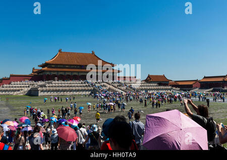 Beijing, Chine - le 29 juillet 2012 : Les visiteurs qui entrent dans la Cité Interdite à Beijing, Chine. Banque D'Images