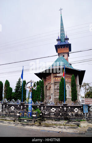 Maramures, une région des Carpates de la Roumanie.Le Cimetière Joyeux (Cimitirul Vesel) : roumain est un cimetière dans le village de Sapanta.Elle est célèbre pour ses pierres tombales colorés avec des peintures naïves, décrivant de manière originale et poétique, les gens qui y sont enterrés, ainsi que des scènes de leur vie.Les origines du cimetière sont liés avec le nom de Stan Ioan Patras, un artiste local qui a sculpté la première pierre tombale croix en 1935.Les connexions avec la culture locale 72038 ont été faites. la mort est un moment rempli de joie et d'anticipation d'une vie meilleure. Banque D'Images