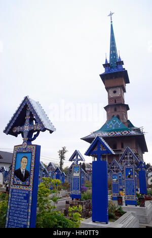 Maramures, une région des Carpates de la Roumanie.Le Cimetière Joyeux (Cimitirul Vesel) : roumain est un cimetière dans le village de Sapanta.Elle est célèbre pour ses pierres tombales colorés avec des peintures naïves, décrivant de manière originale et poétique, les gens qui y sont enterrés, ainsi que des scènes de leur vie.Les origines du cimetière sont liés avec le nom de Stan Ioan Patras, un artiste local qui a sculpté la première pierre tombale croix en 1935.Les connexions avec la culture locale 72038 ont été faites. la mort est un moment rempli de joie et d'anticipation d'une vie meilleure. Banque D'Images