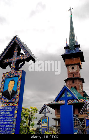 Maramures, une région des Carpates de la Roumanie.Le Cimetière Joyeux (Cimitirul Vesel) : roumain est un cimetière dans le village de Sapanta.Elle est célèbre pour ses pierres tombales colorés avec des peintures naïves, décrivant de manière originale et poétique, les gens qui y sont enterrés, ainsi que des scènes de leur vie.Les origines du cimetière sont liés avec le nom de Stan Ioan Patras, un artiste local qui a sculpté la première pierre tombale croix en 1935.Les connexions avec la culture locale 72038 ont été faites. la mort est un moment rempli de joie et d'anticipation d'une vie meilleure. Banque D'Images