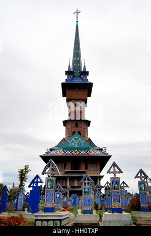 Maramures, une région des Carpates de la Roumanie.Le Cimetière Joyeux (Cimitirul Vesel) : roumain est un cimetière dans le village de Sapanta.Elle est célèbre pour ses pierres tombales colorés avec des peintures naïves, décrivant de manière originale et poétique, les gens qui y sont enterrés, ainsi que des scènes de leur vie.Les origines du cimetière sont liés avec le nom de Stan Ioan Patras, un artiste local qui a sculpté la première pierre tombale croix en 1935.Les connexions avec la culture locale 72038 ont été faites. la mort est un moment rempli de joie et d'anticipation d'une vie meilleure. Banque D'Images