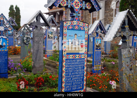 Maramures, une région des Carpates de la Roumanie.Le Cimetière Joyeux (Cimitirul Vesel) : roumain est un cimetière dans le village de Sapanta.Elle est célèbre pour ses pierres tombales colorés avec des peintures naïves, décrivant de manière originale et poétique, les gens qui y sont enterrés, ainsi que des scènes de leur vie.Les origines du cimetière sont liés avec le nom de Stan Ioan Patras, un artiste local qui a sculpté la première pierre tombale croix en 1935.Les connexions avec la culture locale 72038 ont été faites. la mort est un moment rempli de joie et d'anticipation d'une vie meilleure. Banque D'Images