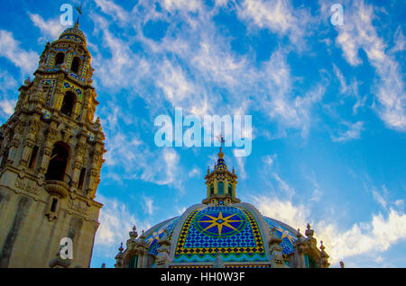 Clocher et la cathédrale sous ciel nuageux Ciel Bleu Banque D'Images