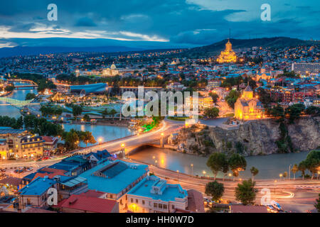 Superbe vue du haut de la partie centrale de soir de l'Tbilissi, Géorgie. Pont Metekhi et tous les sites célèbres, des activités touristiques dans les éclairages. De Dram Banque D'Images